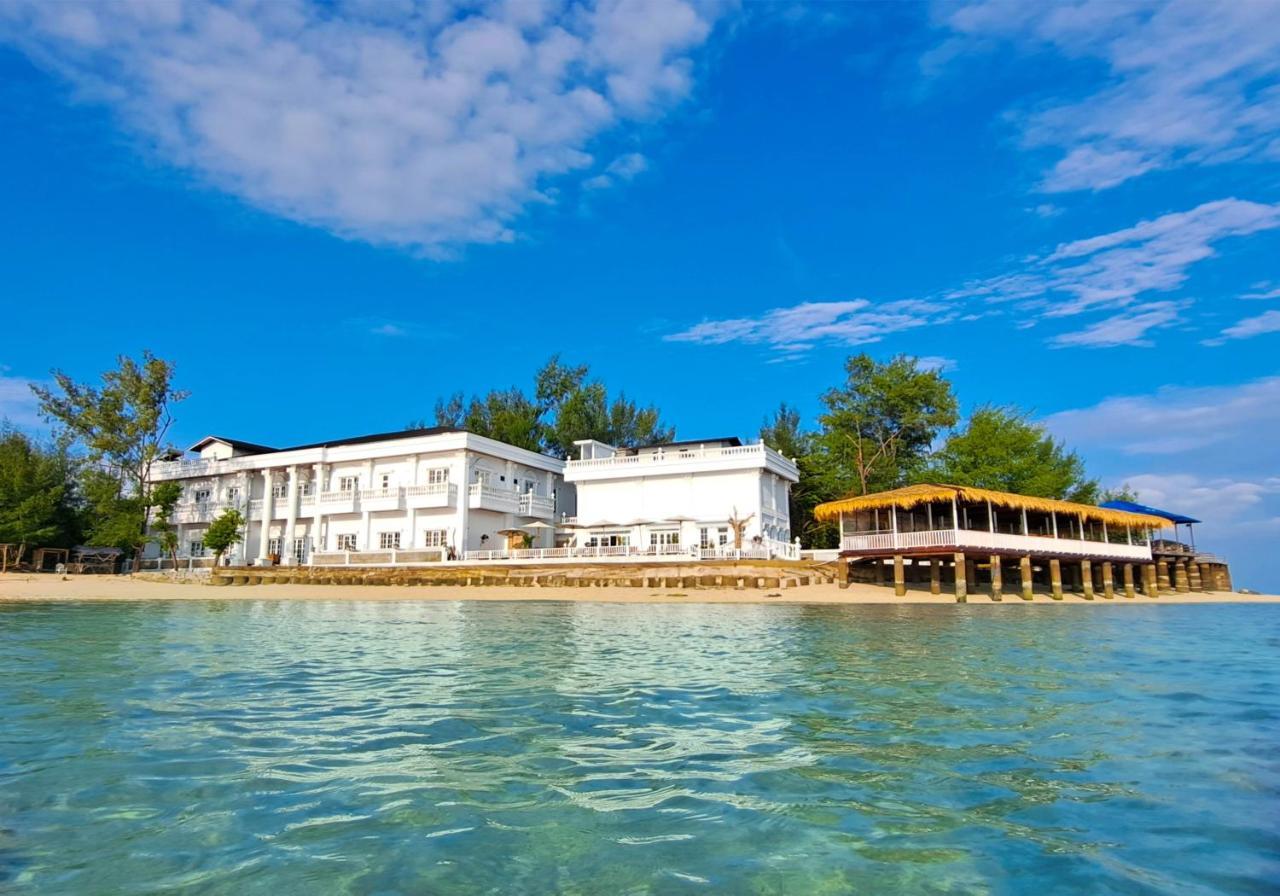 Gili Beachfront Suites Gili Trawangan Exterior photo